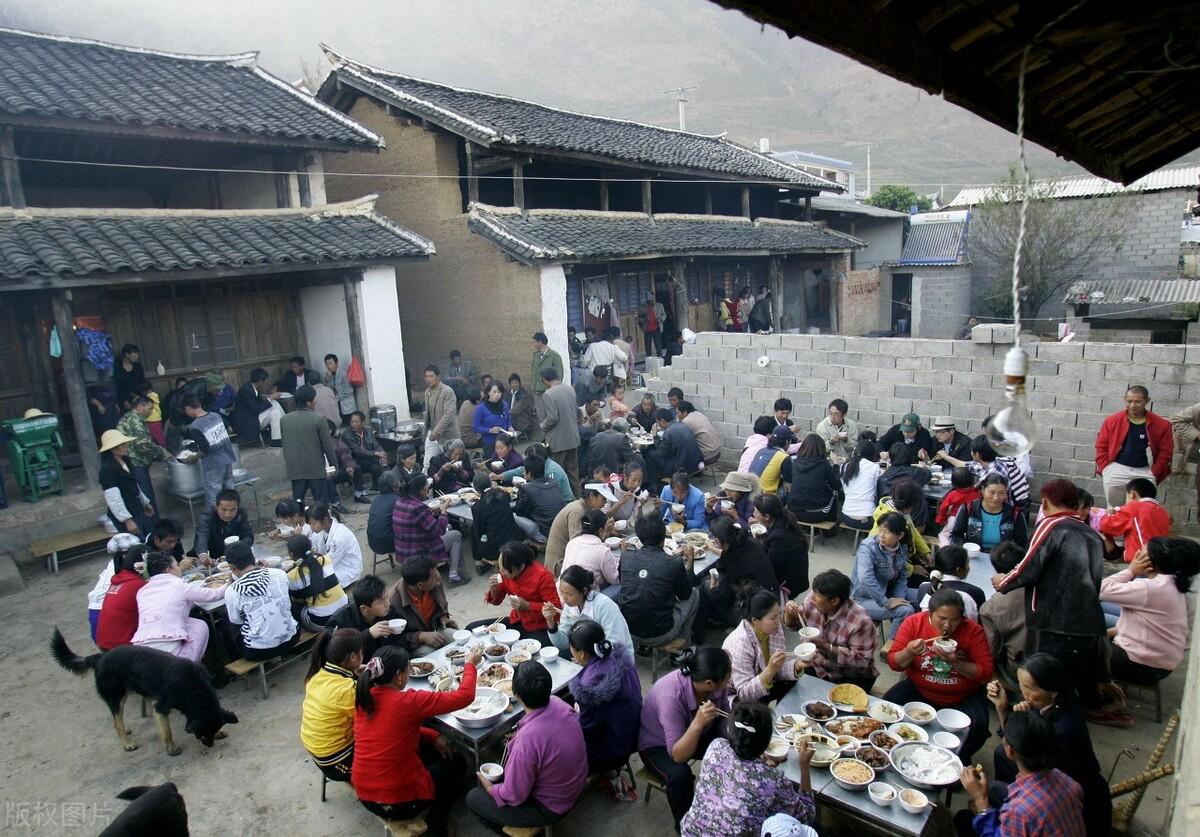 在乡下春节都流行摆酒席,坝坝宴,这已经是一种习俗了,家有喜事,就会