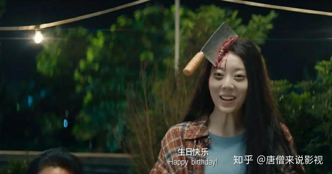 武有武痴,她就是戏痴(影片的一开始,如梦头顶上的道具菜刀说明如梦是