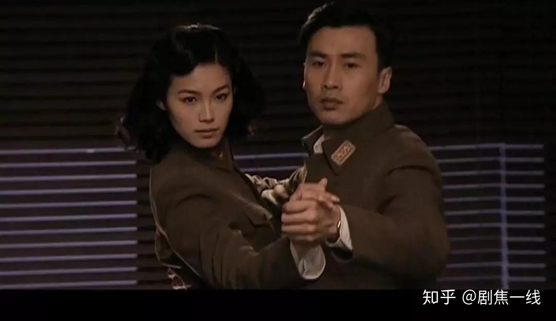 的《密电风云》《血色迷雾》《潜伏》等都遵循传统的创作模式——由老