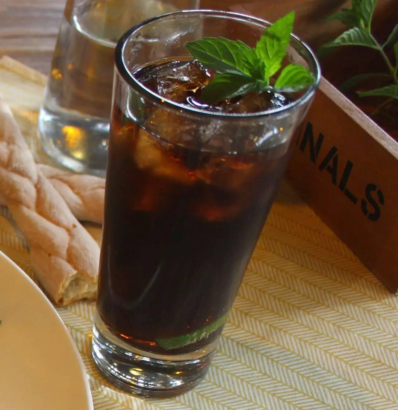 羚跑可乐"据说是跑者的轻食首选,混合蔬菜配上鸡肉,三文鱼,牛油果等