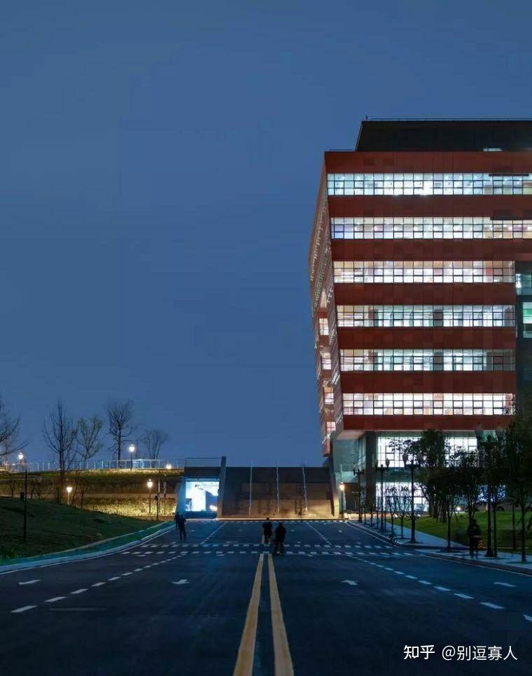 走着走着就到了成都大学斯特灵学院这所   学院挺高档的!