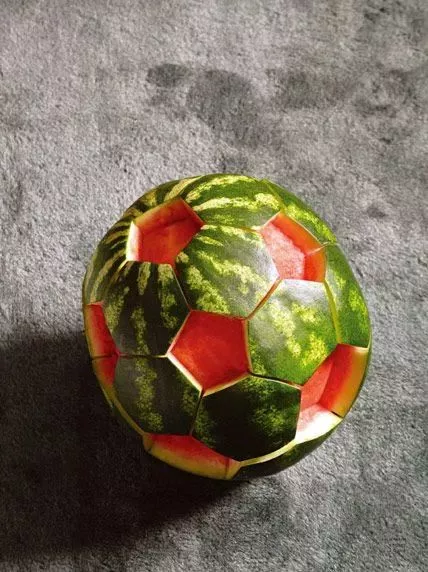 足球家族最佳创意作品得主:西瓜足球,在夏天吃上这样创意满分的西瓜