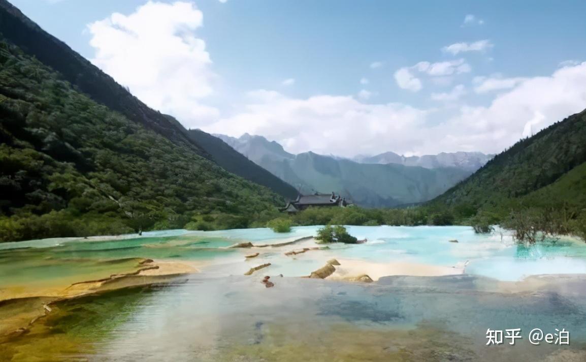 四川黃龍景區峨眉山風景區,屹立在四川盆地西南部,位於峨眉山市西南7