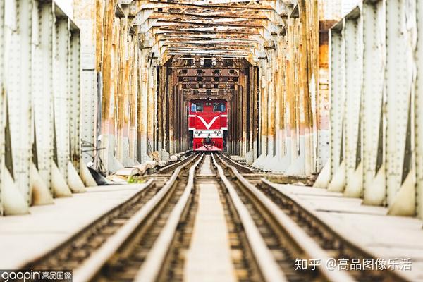 原来火车可以离民居这么近 铁轨上满满的生活气息 别样的魅力 知乎