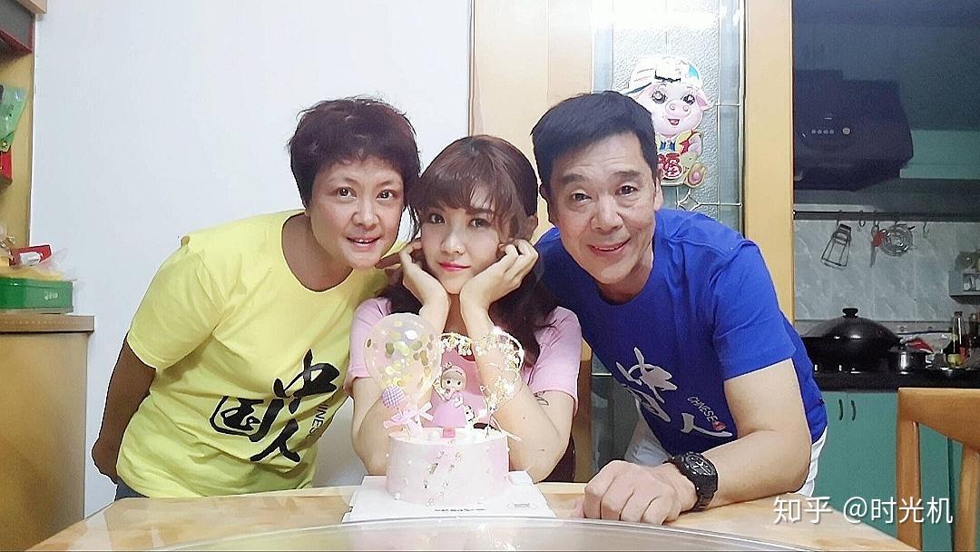 阿婵虎艳芬女儿苏秋妍直播调侃父亲苏志丹在家地位排狗后面