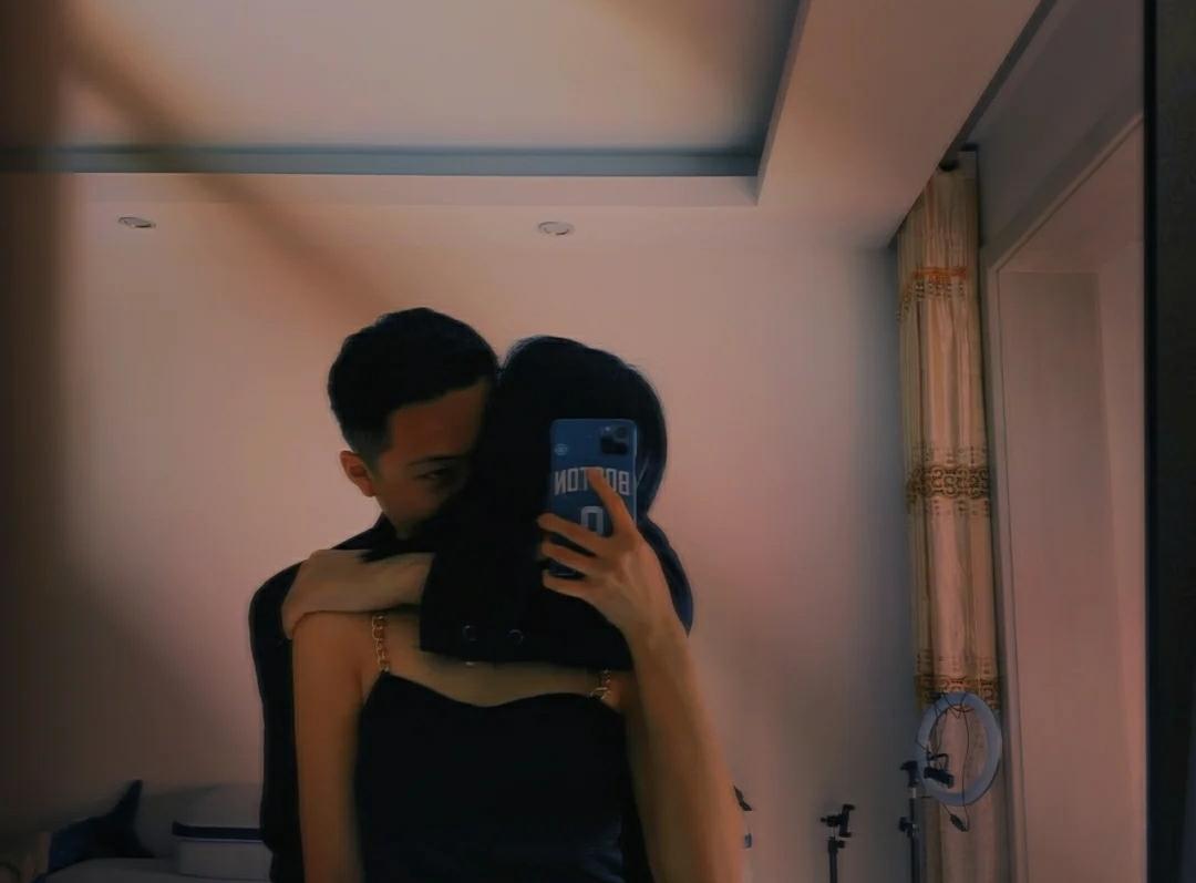 抖音很火的女的抱男的视频 v2-0212df710d202dc9a1f976616012bad5_1440w.jpg?source=172ae18b