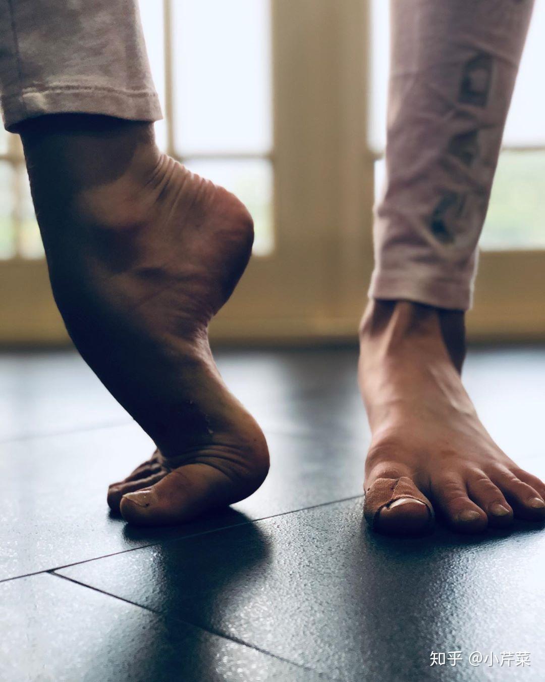 芭蕾舞者的脚——俄罗斯芭蕾舞演员镜头中的同伴们_双脚