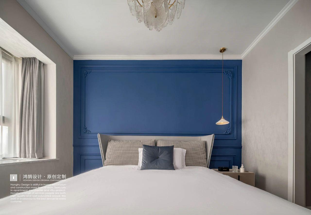 卧室床头背景墙用深蓝色石膏线条,细节,氛围都做到了精准的把控,给人