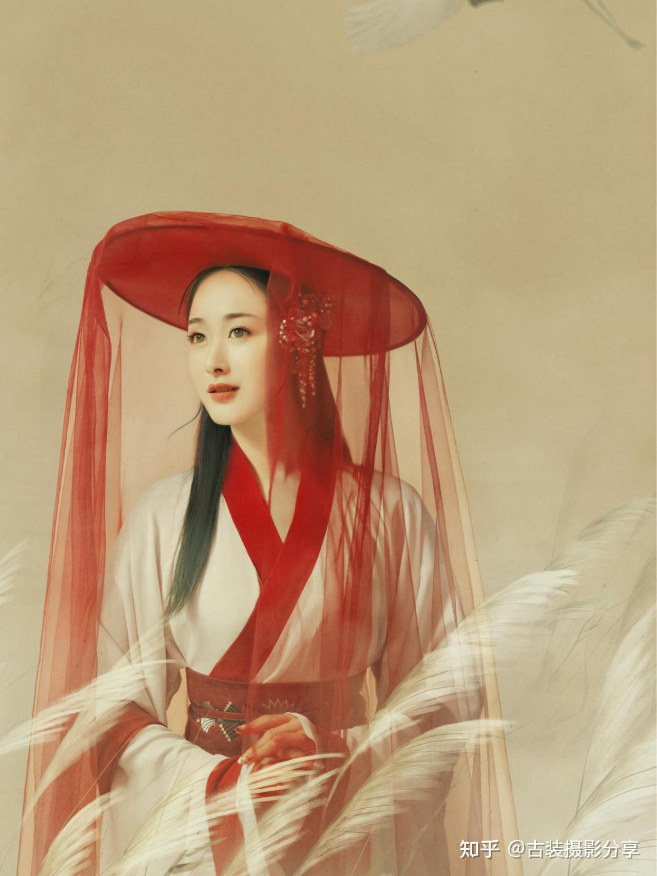 服装:富有垂坠感的棉麻,体现柔然自然的质感;曲裾深衣给人婀娜的姿态