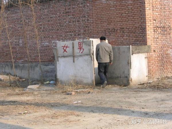 农村与城市之间的差距越来越大对比厕所环境即可得出结论