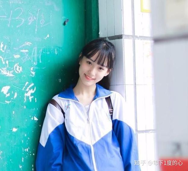 16岁高中校服女神走红长得酷似林小宅