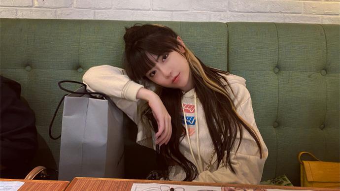 见此,七煌的老板孙博文也更新微博回复周淑怡:艺人的艺德永远是最重要