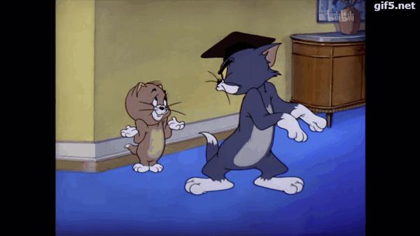 这天,主人家里新来了一只小猫,汤姆负责教这只小猫抓老鼠,只见黑板上