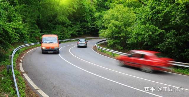 汽車轉彎有技巧安全駕車少不了