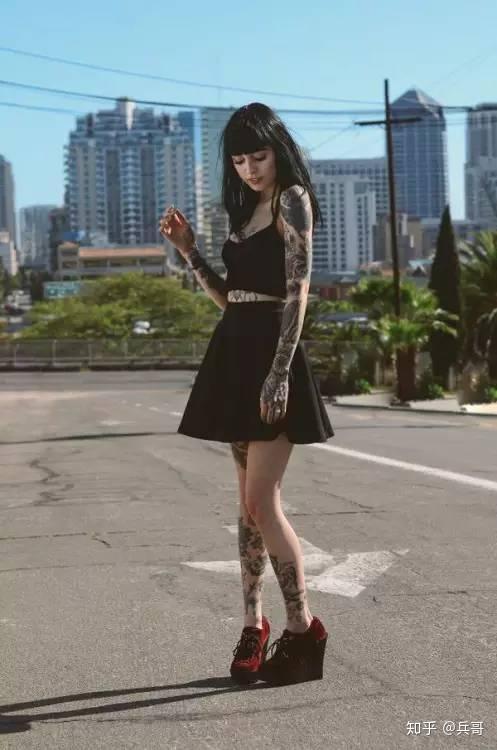 2015年8月与知名核队bring me the horizon的主唱oliversykes举行婚礼