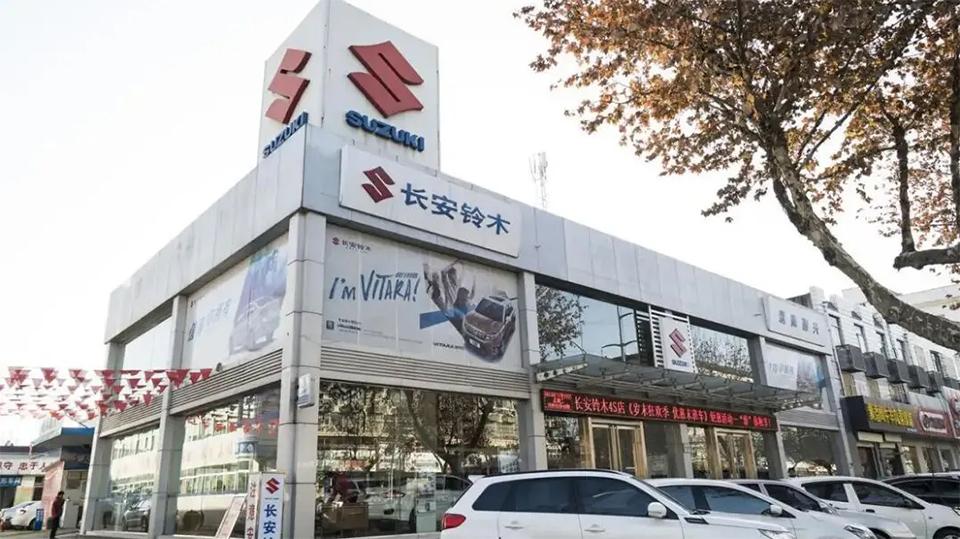 "李礼(化名)是南京一家比亚迪4s店的销售负责人,新一轮的官降来到之时