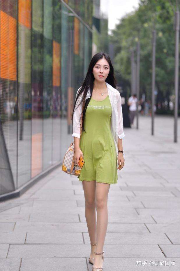 夏季的短裙着装,搭配出精彩的夏季味道,清凉时尚的穿搭