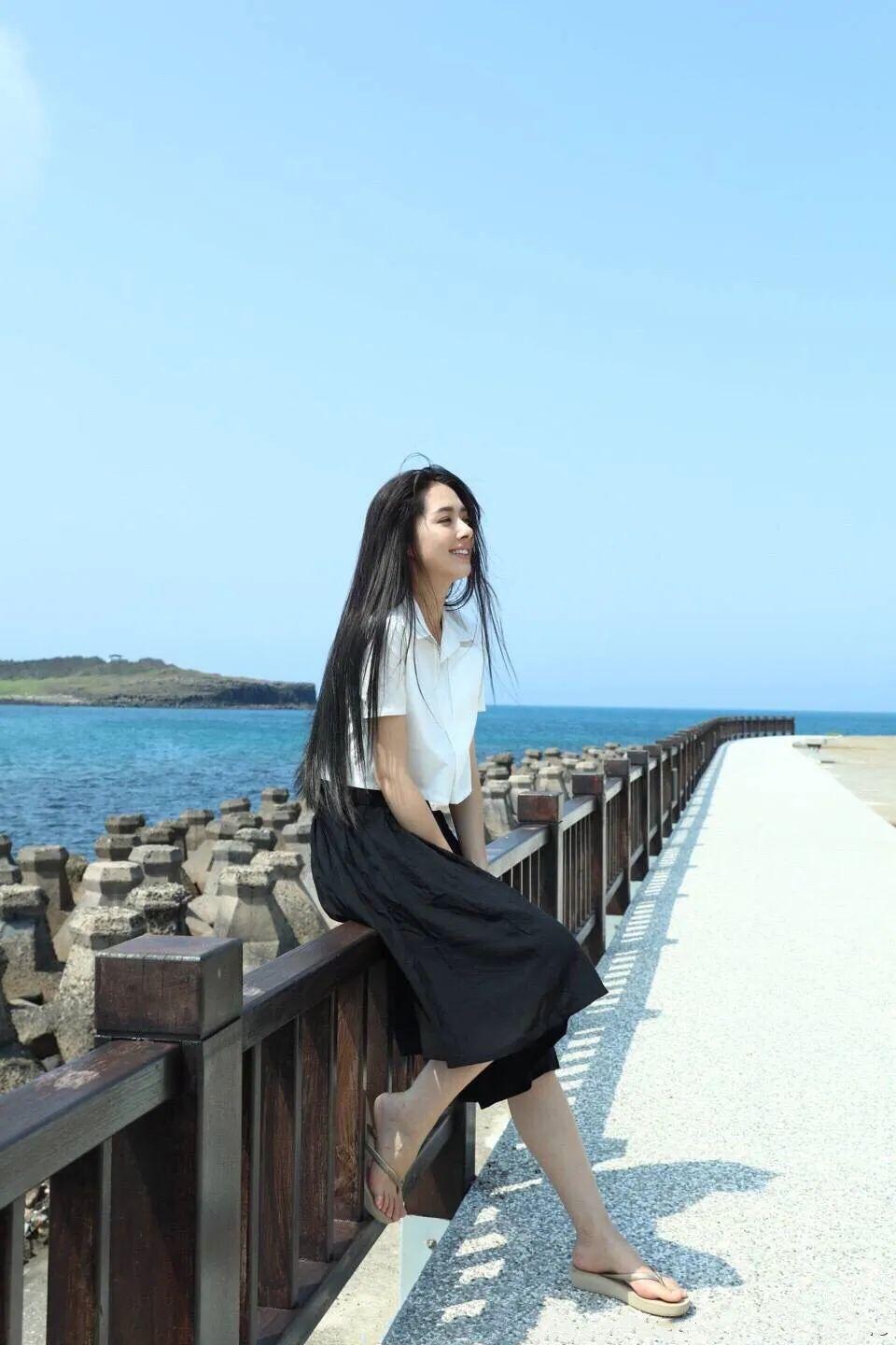 镜头转向他们的侧面时,看到向佐和郭碧婷的造型,向佐的手一直没有离开