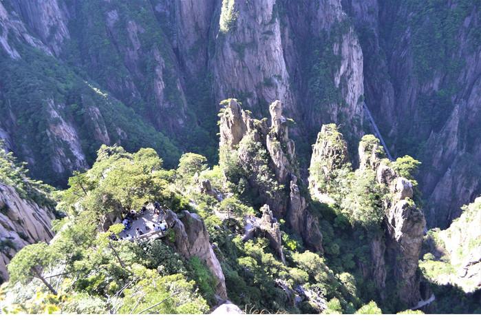 松林峰和左前方的九龍峰,雲外峰等奇峰怪石所圍成的空間黃山風景區