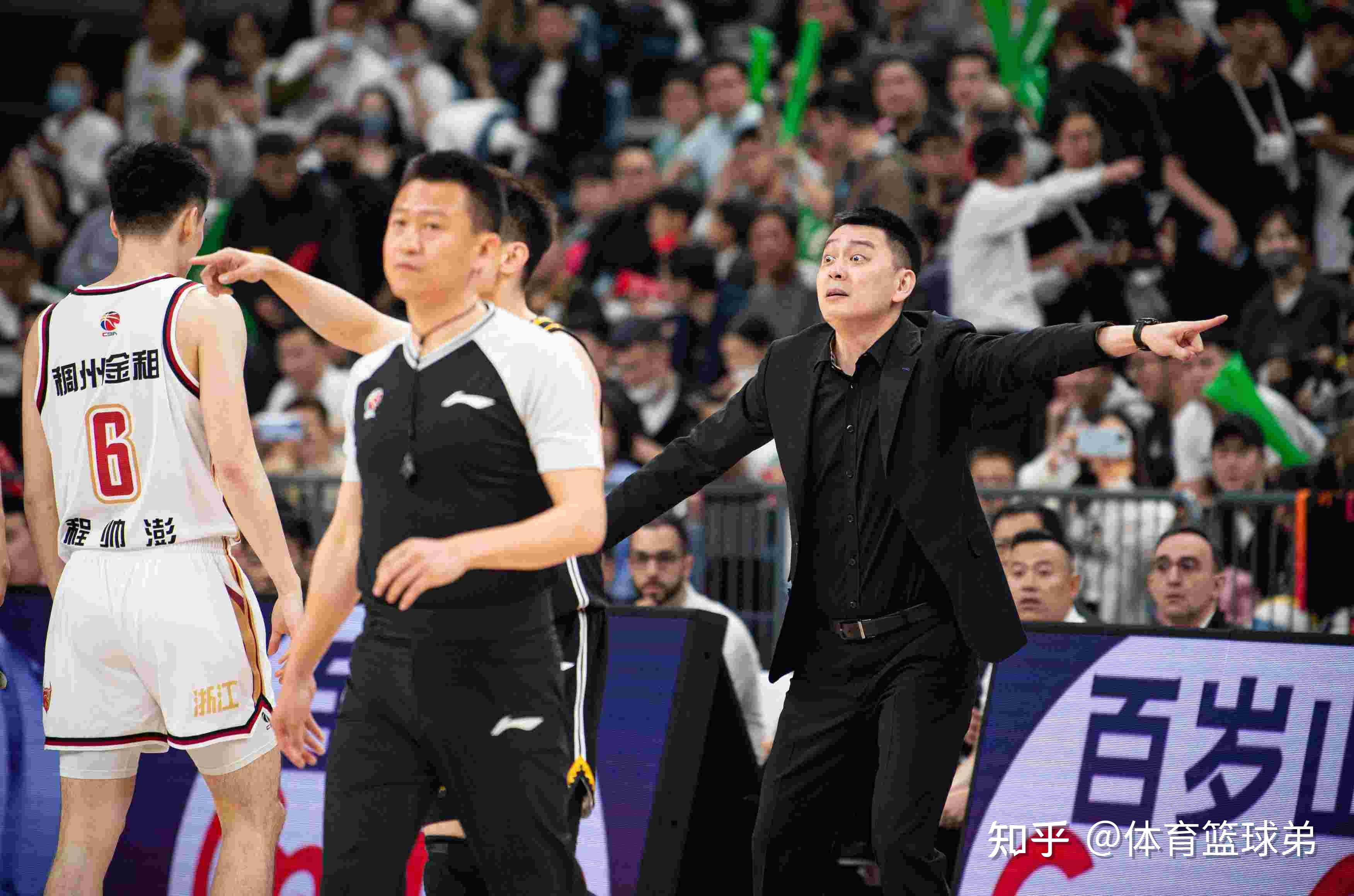 杨鸣再成焦点320万大合同来了郭艾伦羡慕不已