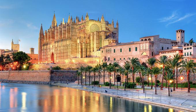 西班牙马略卡岛(加泰隆尼亚语:mallorca)是西班牙巴利阿里群岛的最大