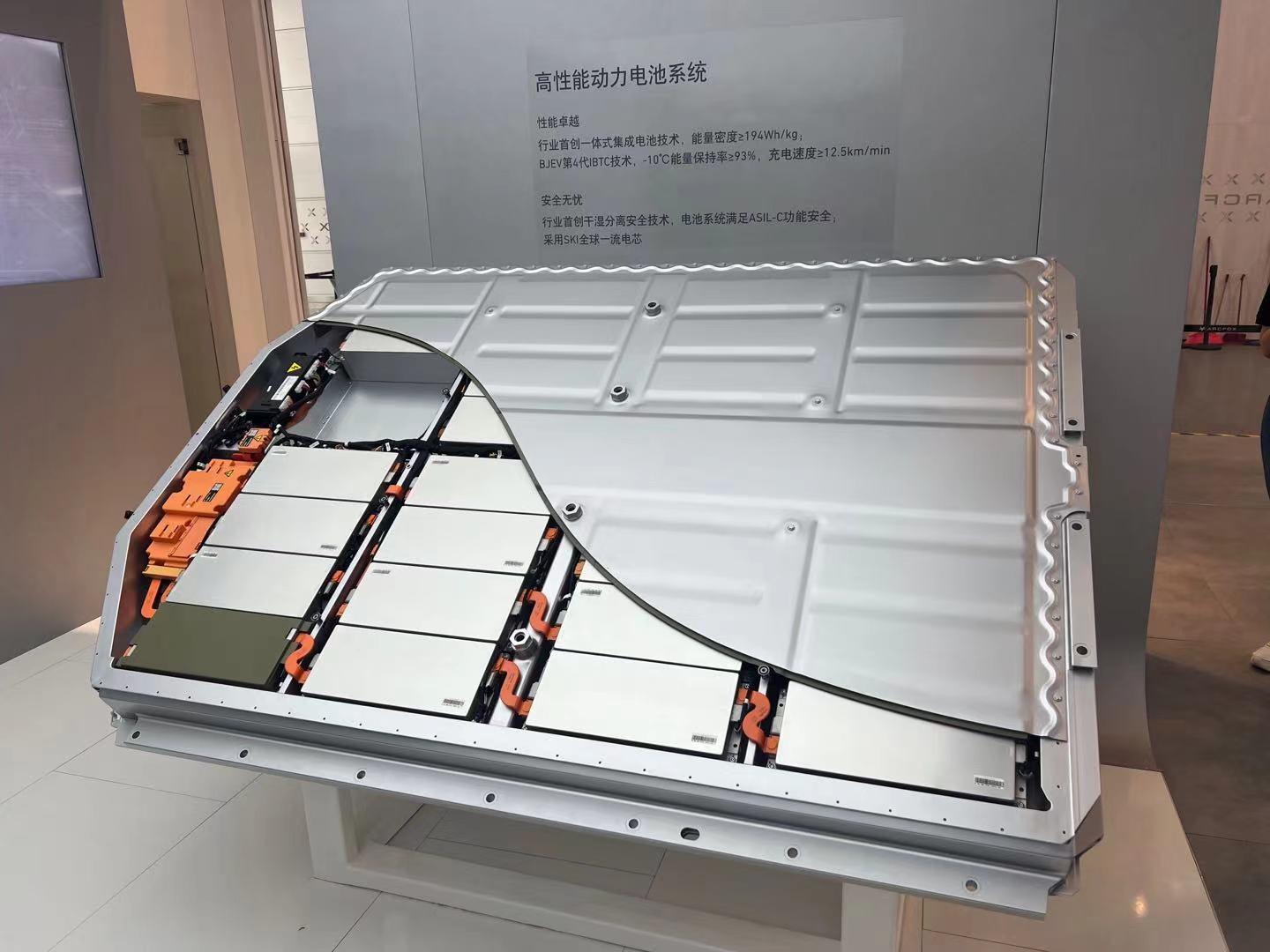 极狐的动力电池系统使用了业内首创的电池箱体底板结构件集成液冷板的