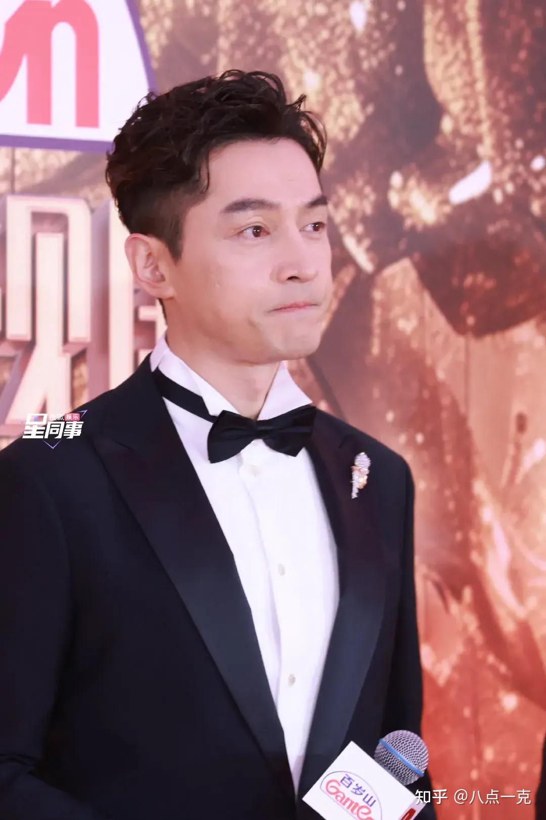 品质盛典红毯:胡歌一脸沧桑,关晓彤虎背熊腰,张雨绮风情万种 - 知乎