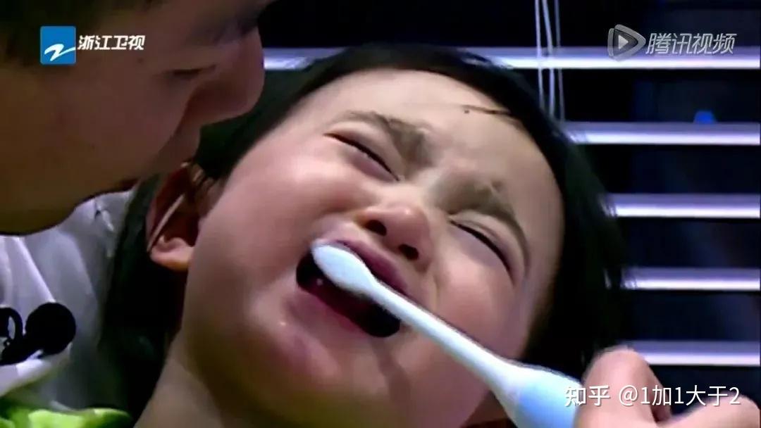 但是蛀牙又非常严重,这让家长们煞费苦心,家长强行让小孩刷牙,小朋友