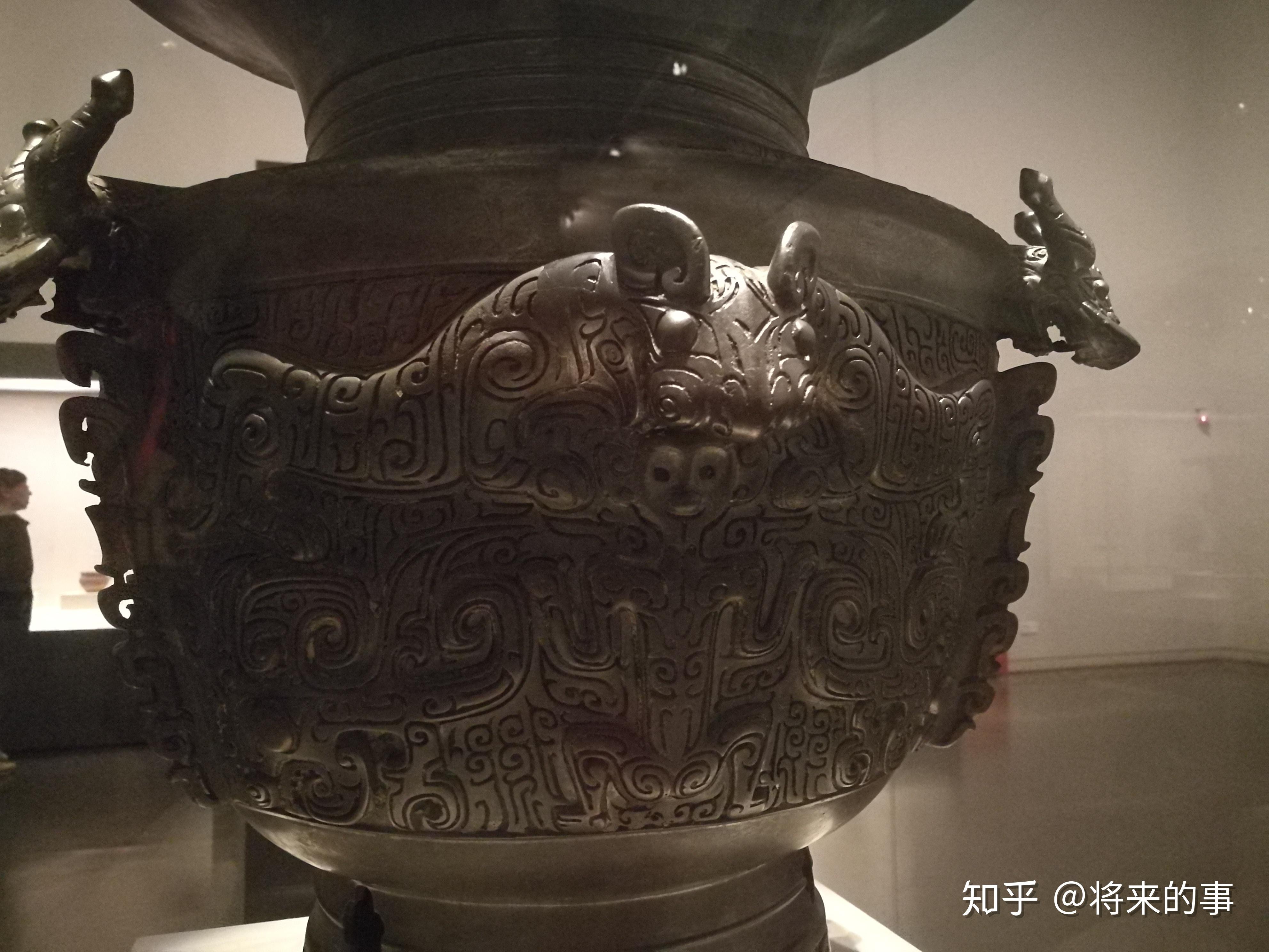 13.龙虎纹青铜尊