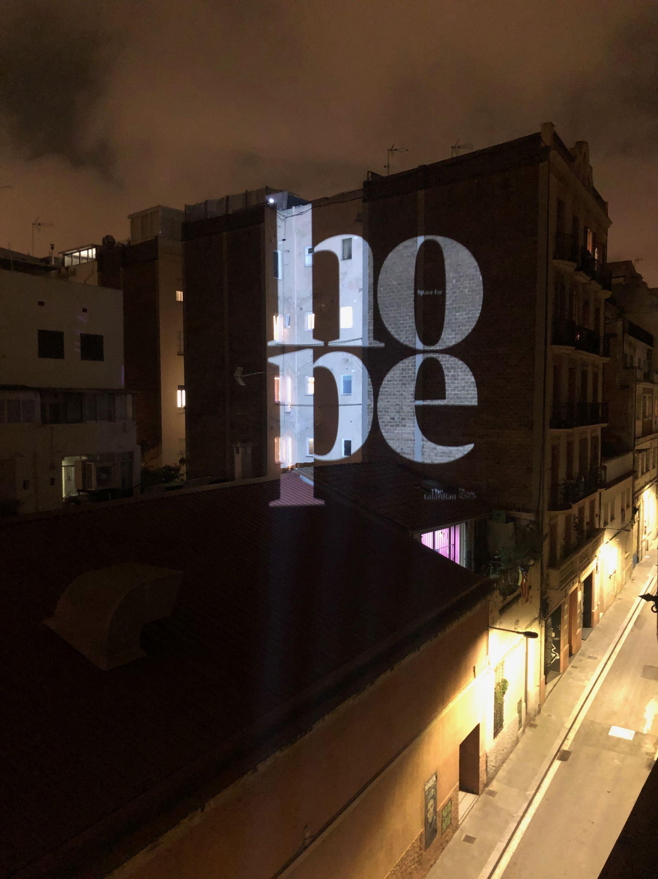 摸着夜色上露台开投影是巴塞罗那设计师的浪漫