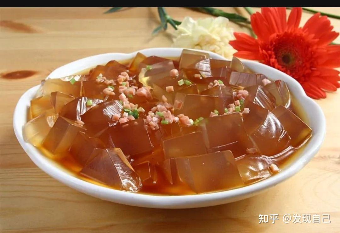 加工后变成美味青岛凉粉旁边就是吊上来的海菜三五个结伴吊海菜的最近