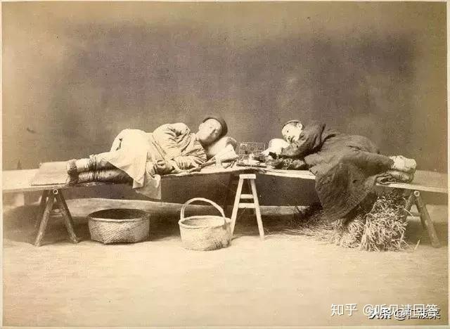 人们吸食鸦片吸到骨头软化,有奶便是娘,卖儿卖女,浑浑噩噩,混吃等死.
