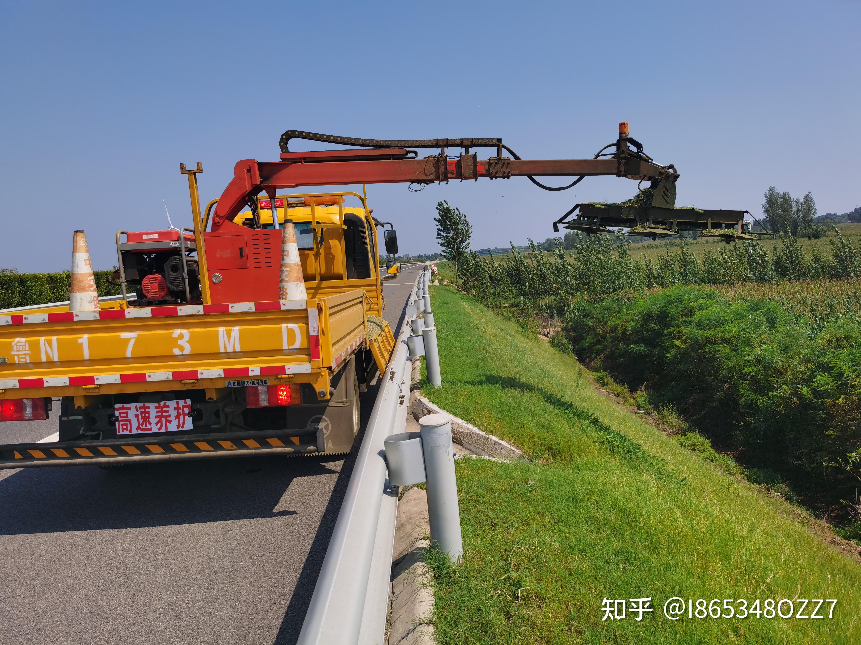 高速路中分隔离带割割草机车载式绿篱修剪机 高速大型绿篱机专业生产