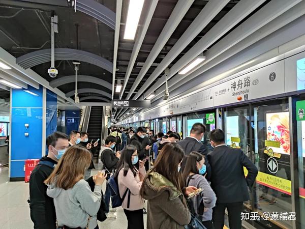 (高峰期神舟路站站台,摄/冰尾一角)