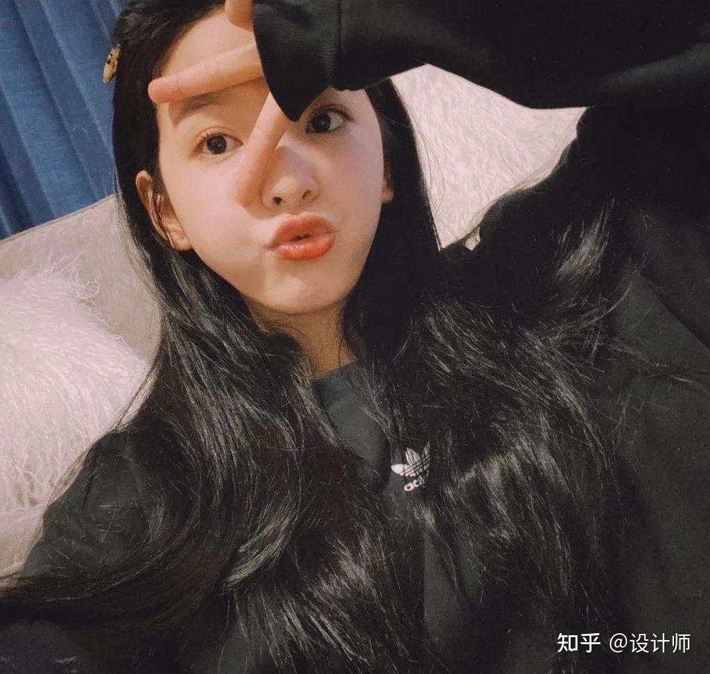 比如,利用剪刀手配合嘟嘟嘴,不止表情可爱,手也俏皮,这样的自拍照看