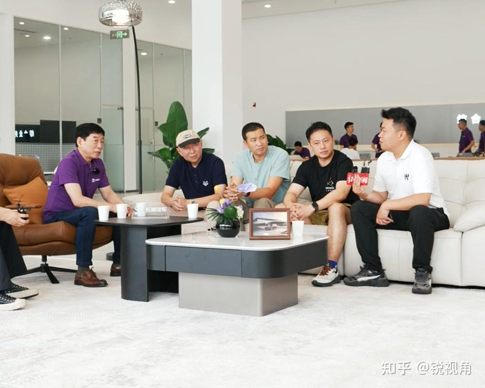 不站台、不讲话、不摆拍：一个车企董事长的交车全记录