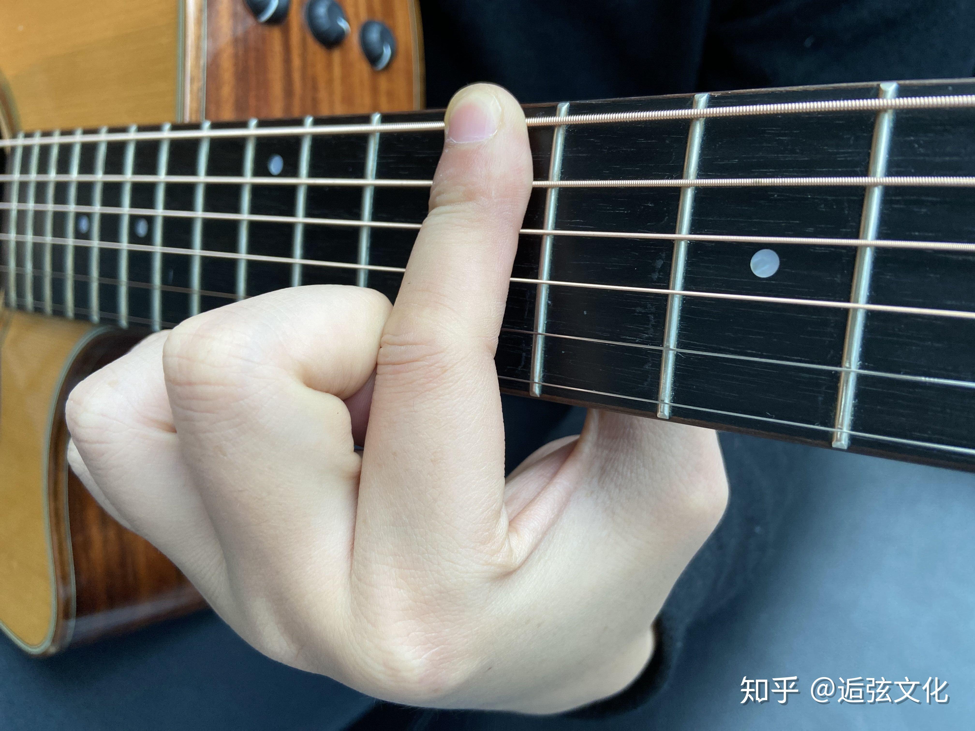 吉他左手握琴姿势图片