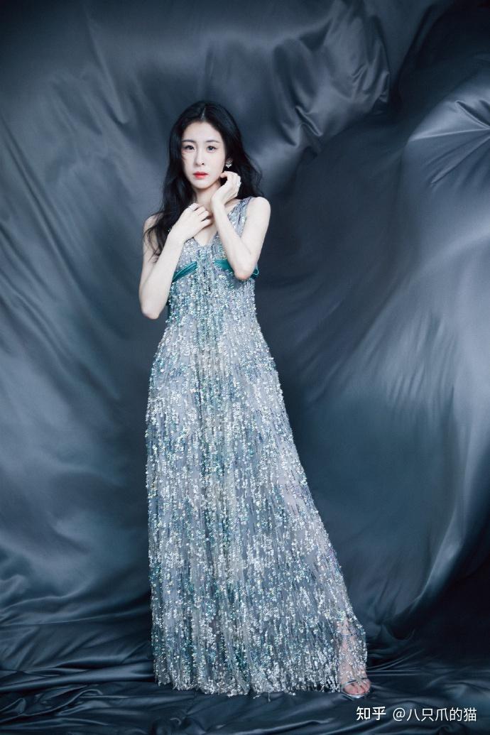 张碧晨风波后终于露面一袭红色礼服勉强撑起曲线比之前更瘦了