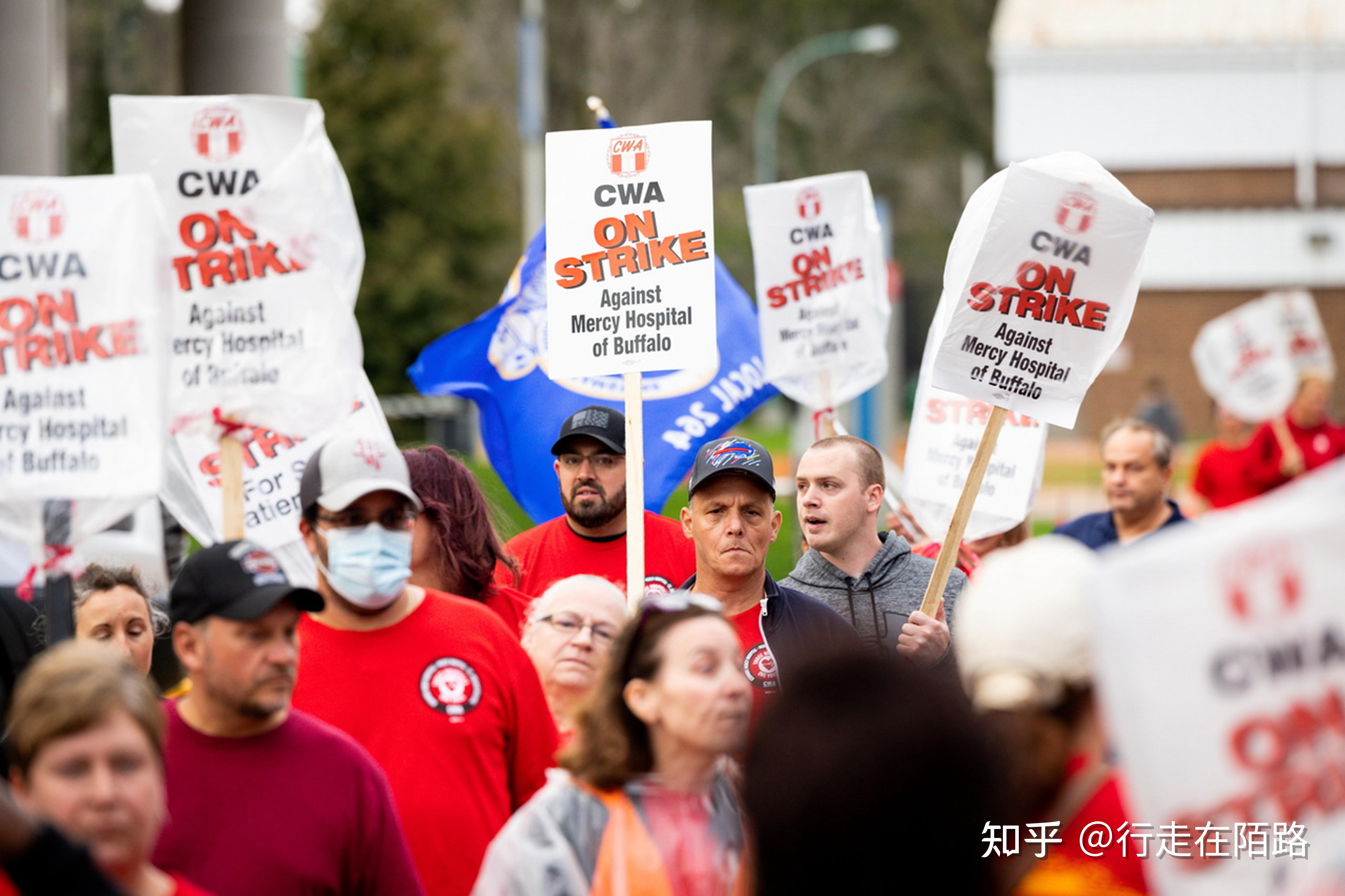 共有25万人在5月1日当天参与游行,而在此之前,美国工人日均工作时长