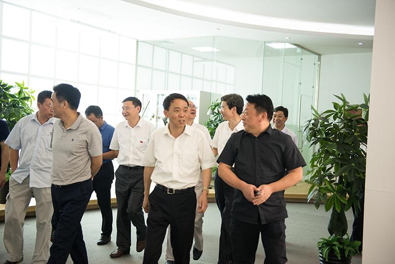 宜春市委书记颜赣辉一行莅临奥其斯调研科技创新工作