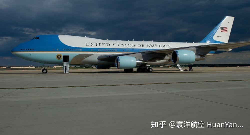 根据公开资料,美国总统专机"空军一号"是两架高级定制的波音747-200b