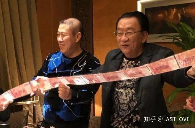 德云社侯震讽刺圣诞节崇洋媚外侯耀华也该学学什么叫一身正气