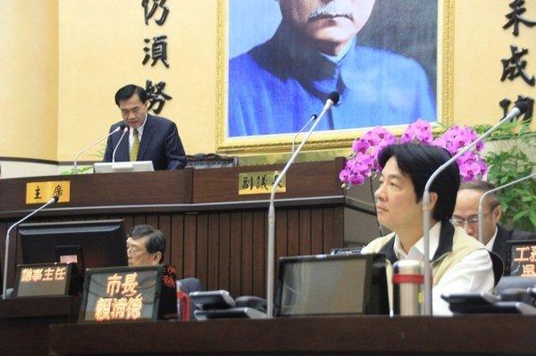 ",2014年赖清德以压倒性胜利连任市长后,台南市议会的选举爆出冷门