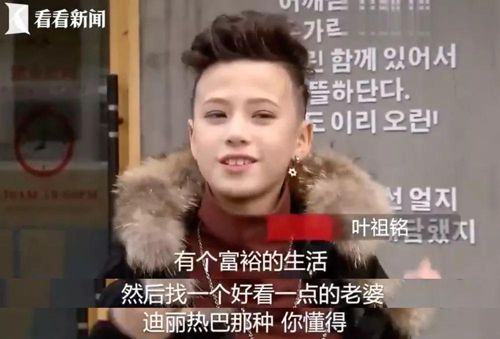 唉我也想让孩子像关晓彤那样火火火啊看到女童模妞妞被妈妈踢踹后你还