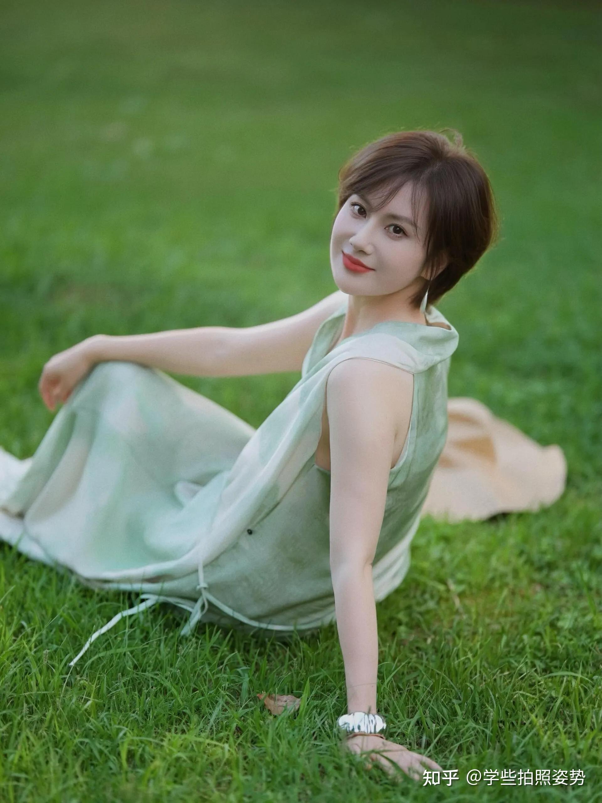 中年女士公园拍照，学几个拍法，松弛慵懒，洒脱漂亮，气质出众 - 知乎
