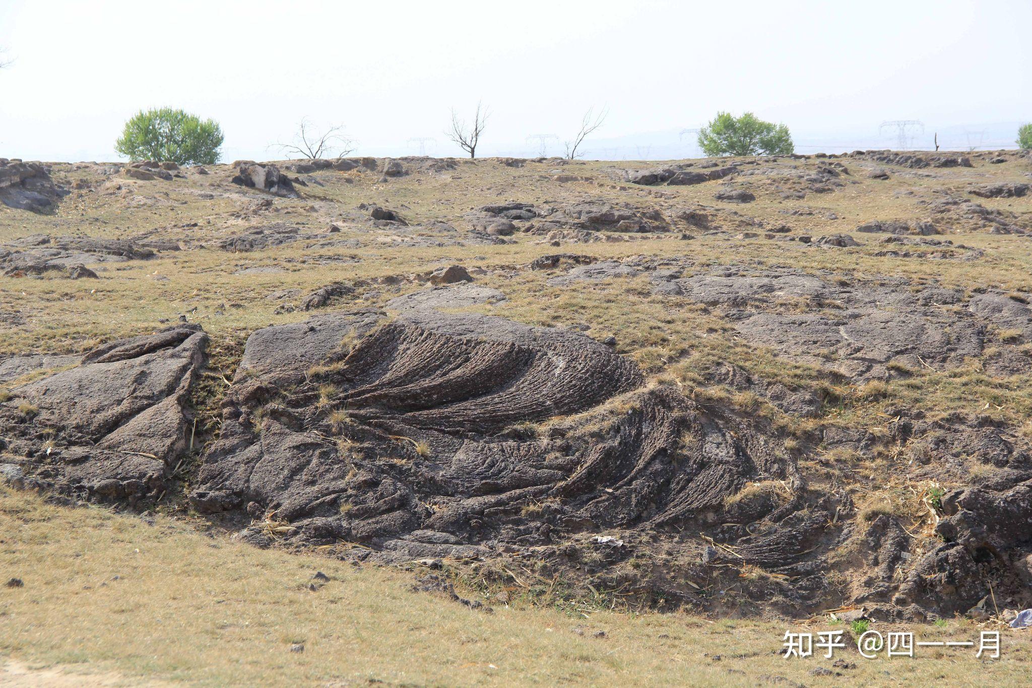 在交汇处形成岩浆与岩浆房的通道