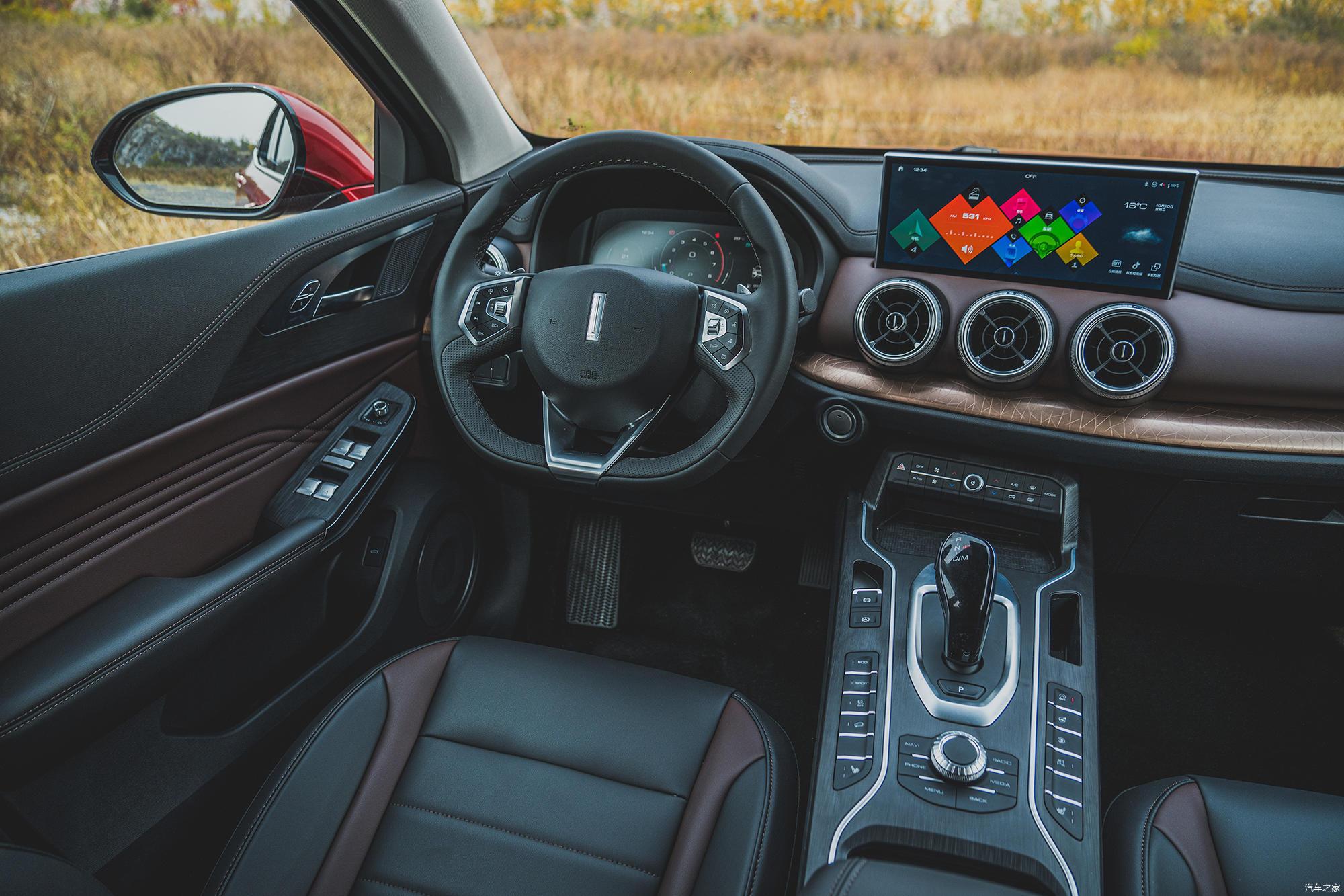 车型的不同来,因为这台车选配了黑红运动内饰和棕色的内饰装饰板纹理