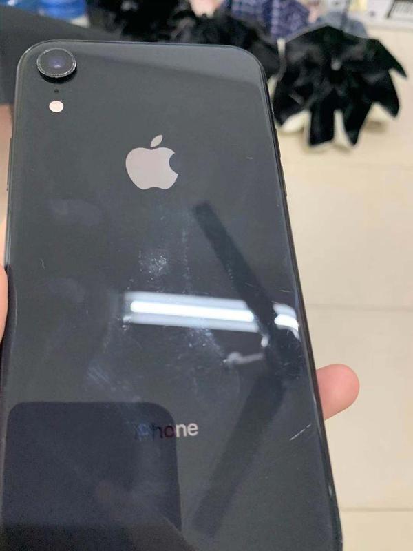 iphone xr 背面有水渍一样的东西，那是什么？ - 知乎