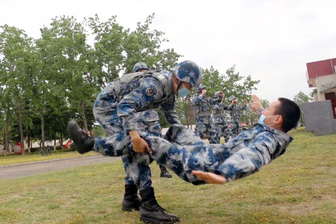 撞头抱腿涮摔踏裆警卫战士你们挥洒汗水精武强能你们为青春拼搏的样子