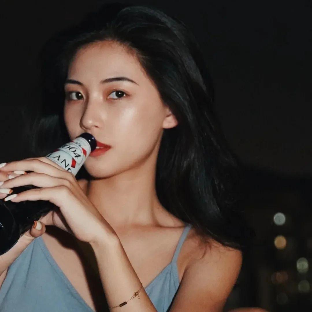 文艺感的港风女生头像